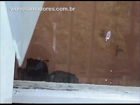 ❤️ Home cachondo mirando á súa moza con outro mozo, gravando un vídeo de carallo sen molestar á parella ️❌ Follar en nós ️❤